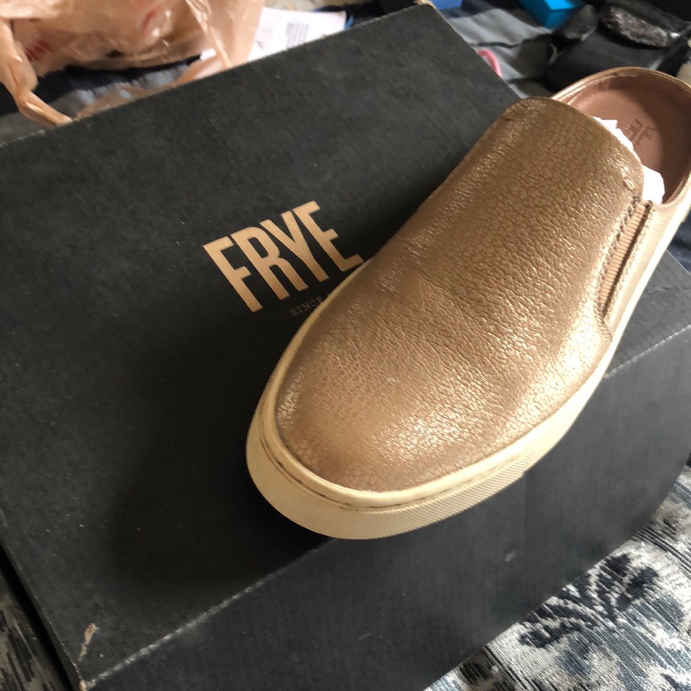 Frye Ivy Mules. Gold slip on. Gold and white